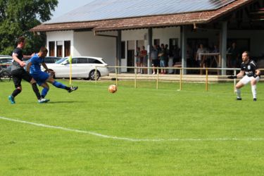 Marco Baier hat sich geschickt gegen Jan Rusch durchgesetzt und erzielt das 0:1