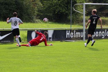 Haslach's Torhüter Philipp Walter verkürzt geschickt den Winkel, Louis Hättich (4) sichert ab, der Ball von Joshua Stortz (8) geht am Tor vorbei