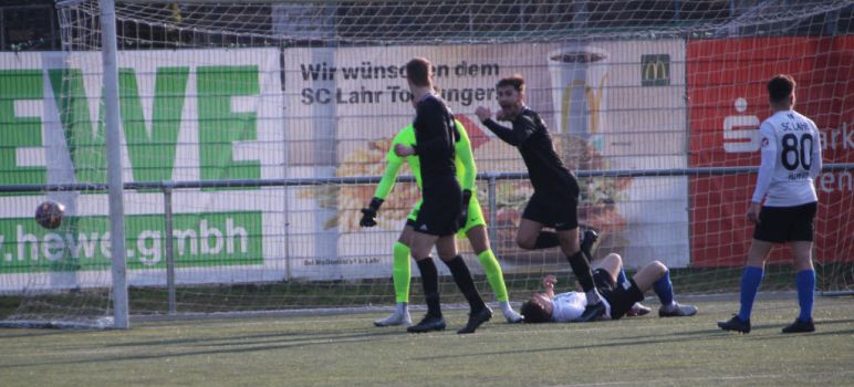 Nico Haas jubelt über das 1:4, auch wenn er den das Tor nicht selbst geschossen, sondern erzwungen hat