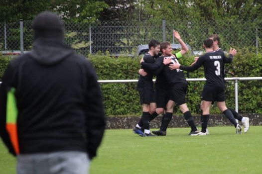 Freude herrschte bei der zwischenzeitlichen Führung: V.l.: Torschütze Silzer, Vorlagengeber Hansmann, Lehmann (16), Schnaitter (3) und Hättich (verdeckt). Lininerichter Tamburello kriegt die Hände nicht aus den Hosentaschen.