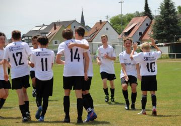 Die ganze Truppe gratuliert dem Torschützen