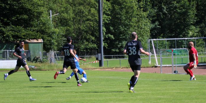 Mario Braig steht goldrichtig und bringt den SVH nach Zuspiel von Joel Silzer mit 0:2 in Führung.(9) Jubeln über das 2:0, Torschütze Mario Braig und Vorlagengeber Joel Silzer (9). Torhüter Akbas hadert mit seinen Vorderleuten.