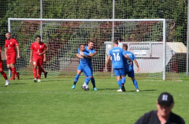 Benni und Mario freuen sich über den 1:1 Ausgleich, Simon (16) und Nico (2) eilen hinzu