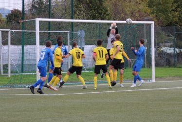 Keeper Andreas Braun klärt mit den Fäusten