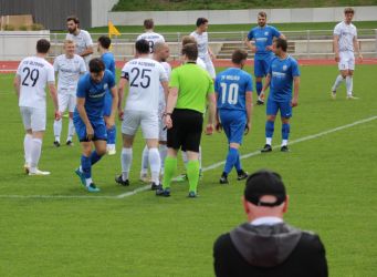 Vor den Augen von Trainer Martin Leukel (vorne) entschied Schiedsrichter Neumann nach einem klaren Foul im Strafraum an Jonathan Benz (links in blau) auf Freistoß außerhalb des Strafraumes