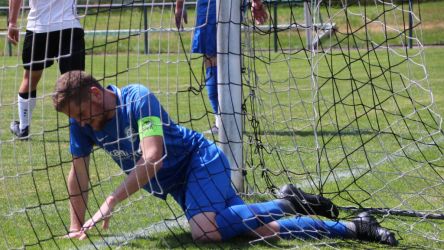 Markus Hansmann lag in seinem Abschiedsspiel im Netz, der Ball leider nicht