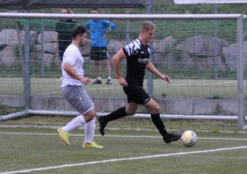 Stark in der Defensive und im Spielaufbau: Luka Schmieder (rechts) gewinnt das Laufduell gegen den Toschützen Tommy Churbaji