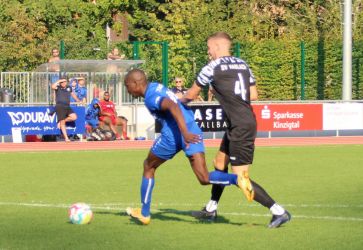 Nach dem Kontakt zwischen Fabio Bächle (4) und Alhaji-Umar Keita gab es Strafstoß ...