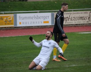 Giulio Tamburello jubelt über seinen Treffer zum 2:1, Oberkirchs Ersatzspieler Linus Wahl schaut enttäuscht