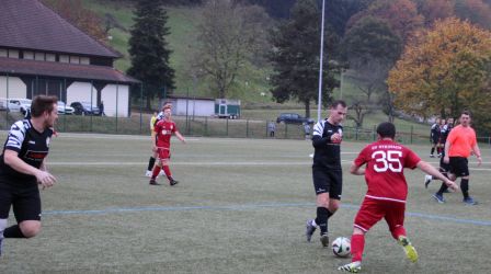 Vincent Hättich tunnelt Jan Schnaitter und bedient David Dorner