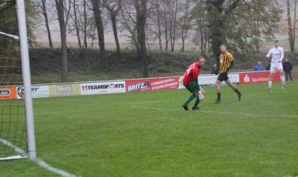 Samuel Klausmann (re.) jubelt, Max Müller und Torhüter Robert Unrau sind geschlagen, der Ball liegt zum 1:3 im Netz