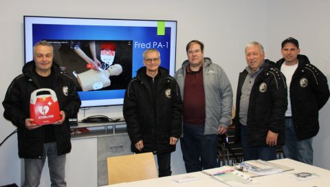 Freude beim SV Haslach - noch vor Weihnachten kommt ein Defibrillator dank einer Spende der Klaussner-Stiftung und der Unterstützung der Alten Herren zum Einsatz. Von links: 1. Vorsitzender Jürgen Philipp, Geschäftsführer Eugen Oberfell, Pascal Schwendema