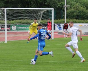 Nazar Shevaha (35) kommt nicht an Fabio Bächle (4) vorbei, SVH-Keeper Tom Mantel hat alles im Blick