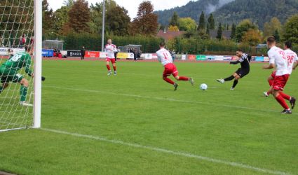 Giulio Tamburello erzielt an Yannis Vogelwiesche (11) vorbei den wichtigen 1:1 Ausgleich mit einem Schuss in die linke Ecke.