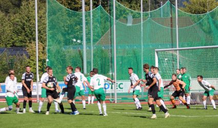 Von 9 Gegenspielern bedrängt legt Joel Gärtner (3) den Ball zurück