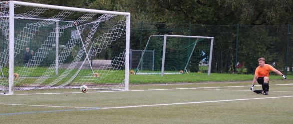 Keeper Roos schaut dem Schuss von Joel Silzer nach, doch der geht am langen Pfosten vorbei ins Aus