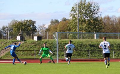 Joel Silzer läuft von links auf das Tor zu und erzielt mit dem rechten Fus den Siegtreffer zum 1:0