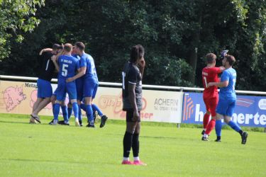 Führungsfreude pur: v.l. Mikail Süme (der sich beim Aufwärmen verletzte), Max Armbruster (5) und Nico Haas (2) schreien Torschütze Joel Silzer ihre Freude ins Ohr, Keeper Philipp Walter schreit in den Wald und Ralf Kammerer eilt hinzu