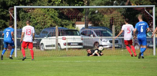 Erneut pariert Torhüter Berg vor den lauernden Joel Silzer (9) und Luka Schmieder (6)