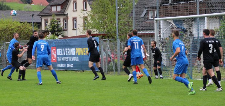 Geklärt 2: Nico Haas (3.v.l.) klärt mit Augen zu und durch