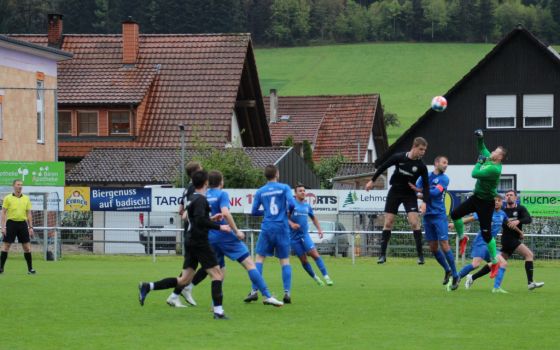 Luka Schmieder springt am höchsten, doch die Hände von Torhüter Haase kommen noch höher