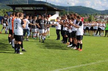 Spalier stehen für die Gegner und applaudieren