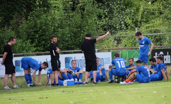 Halbzeitpause, Trainer Martin Leukel zeigt, wo es lang gehen soll