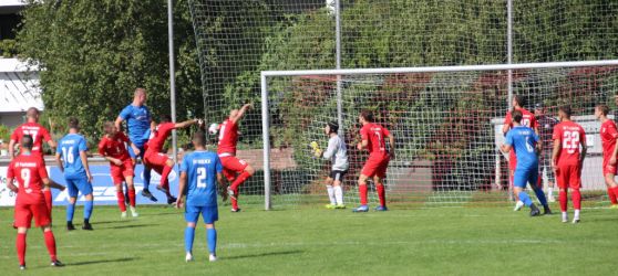 Nach einer Ecke von Mario Braig springt Luka Schmieder (5.v.l.) am höchsten und köpft den Ball zur 1:2 Führung für den SV Haslach ein