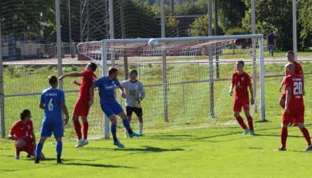 Nach dem Einsatz von Ralf Kammerer (6) kommt Benni Bruckner (4.v.l.) gegen Philipp Schindler (18) zum Kopfball und sorgt für Gefahr