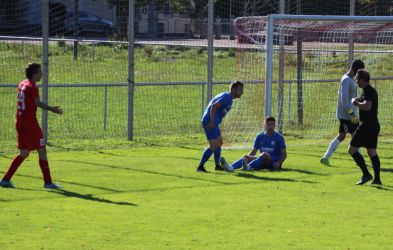 Joel wurde im Strafraum gelegt und sitz am Boden, zusammen mit Marc nimmert er die Strafstoßentscheidung zur Kenntnis