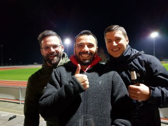 Das erste Kassiererteam im neuen Stadion: David Favara (links) und Patrick Schmidt (rechts) sowie der Kassierereinteiler Davide Tamburello von den Alten Herren