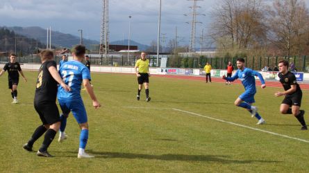 Doppelpass im Strafraum: Joel Silzer (rechts) und Marco Lang (11)