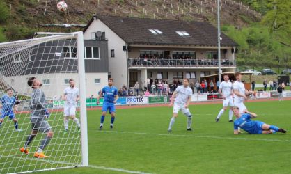 Luka Schmieder (am Boden) hatte auch mit seinem Kopfball kein Glück