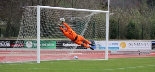 Fabio Bächle erzielt mit einem sehenswerten Treffer das 2:2 für den SV Haslach. Torhüter Samuel Schill hat keine Chance gegen den gut platzierten Ball.