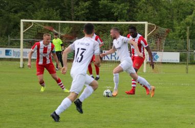 Der zweifache Torschütze Benjamin Bruckner (am Ball) fordert hier Bernhard Griesbaum (re.) und Spielführer Bastian Kirschenmann, vorne kreuzt Lukas Moser (13) den Laufweg