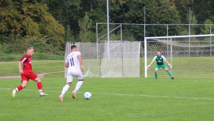 Giulio Tamburello auf dem Weg zum 2:2, doch er wird von Jens Enderle noch gestoppt, Torhüter Fabian Haimerl muss nicht mehr eingreifen