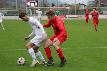 Mit dem Rücken zum Tor schirmt Kevin Reis den Ball gegen seinen hartnäckigen Verfolger Lutz Kist ab