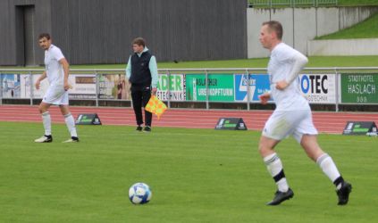 IV Vincent Hättich am Ball, hinten wartet Martin Beil