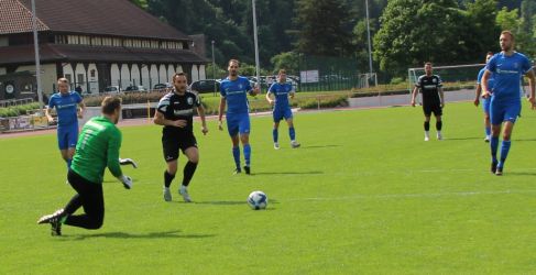 Endlich ist der SVH mal durch, doch Keeper Dirk Haase ist einen Schritt schneller als Giulio Tamburello