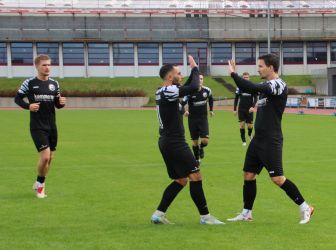 Erleichterung beim SV Haslach: Torschütze Giulio Tamburello (Mitte) und Jonathan Benz klatschen ab, im Hintergrund (v.l.) Dean-Levin Hämmerle, Simon Lehmann und Luka Schmieder