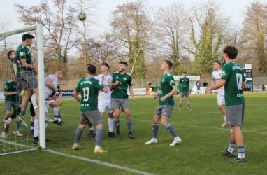 Der SVH ist so nah am Ausbau der Führung, doch das Tor will nicht fallen. Hier klärt Luca Schröter auf der Linie.