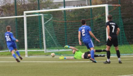 Patrick Schmidt (7) hat seinen Gegenspieler Nicolas Dauge (2) zweimal umspielt und abgezogen, der Ball geht zum 1:0 ins Netz. Keine Chance für Torhüter Stefan Monin.