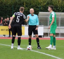 Die Spielführer Max Armbruster (li.) und Tobias Brucker mit Schiedsrichter Peter Nußbaum bei der Seitenwahl