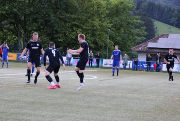 Benni Bruckner (9) hat in der Schlussminute den 2:1 Siegtreffer erzielt. Die Freude darüber platzt aus Luka Schmieder (v.l.), Max Armbruster und Markus Hansmann heraus.