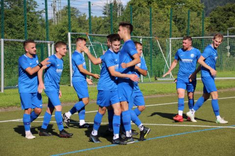 Alter Schützt vor Toren nicht. Haslachs Markus Armbruster (2.v.l.) erzielte als Oldie of the team nach Zuspiel von Joel Silzer (4.v.l.) kurz vor der Pause die 1:0 Führung.