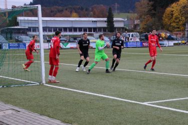 Torhüter Rudolf Kanz hat den Ball, Louis Hättich (links) und Ralf Kammerer (rechts) kommen beispielhaft für diese Begegnung einen Schritt zu spät