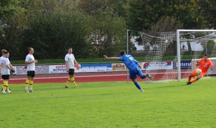 Das war eine Chance von Joel Silzer zum 1:3, doch Torhüter Spinner greift sich die Kugel