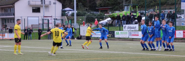 Nico Koch (10) scheitert mit diesem Freistoß an der Haslacher Mauer