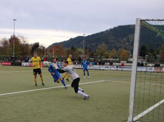 Ralf Kammerer bedrängt Keeper Andres Braun, doch der greift zu