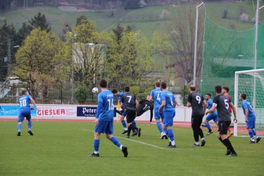 Im Hintergrund: Fabian Zink (10) setzt zum Fallrückzieher an und zieht das Bein hoch, Jonathan Benz geht mit dem Kopf dazwischen